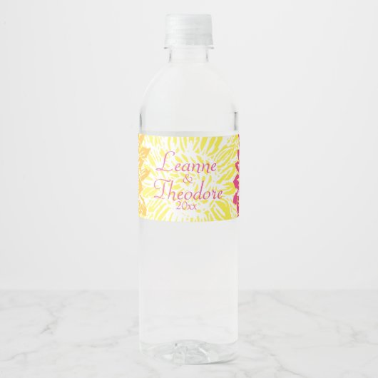 Hellgelbe und rosa farbige Mums Wasserflaschenetikett (Vorderseite)
