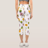Hellgelbe und rosa Zinnie auf weißem Hintergrund Capri Leggings (Rückseite)