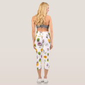Hellgelbe und rosa Zinnie auf weißem Hintergrund Capri Leggings (Rückseite)