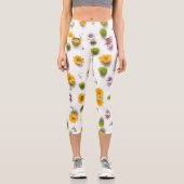 Hellgelbe und rosa Zinnie auf weißem Hintergrund Capri Leggings (Vorderseite)