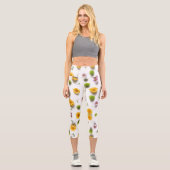 Hellgelbe und rosa Zinnie auf weißem Hintergrund Capri Leggings (Vorderseite)