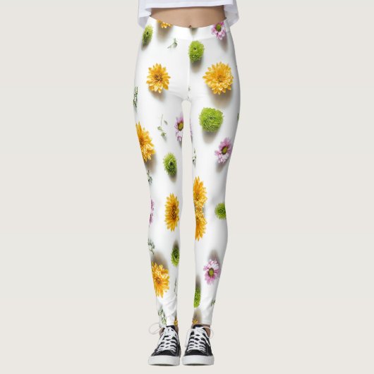 Hellgelbe und rosa Zinnie auf weißem Hintergrund Leggings (Vorderseite)