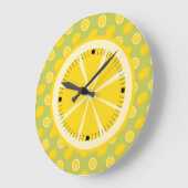 Hellgelbe Zitronen und Scheiben Große Wanduhr (Winkel)