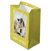 Hellgelber Polka Dot Custom Foto Geburtstag Mittlere Geschenktüte (Vorderseite Schrägansicht)