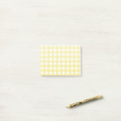 Hellgelber und weißer Gingham Post-it Klebezettel (Auf Schreibtisch)