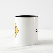 Hellgelbes Glas: Vorsicht - Straßenschild T Zweifarbige Tasse (Mittel)