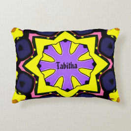 Hellgelbes, lila, blaues, rosa Design. Dekokissen