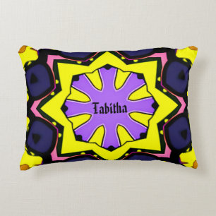 Hellgelbes, lila, blaues, rosa Design. Dekokissen
