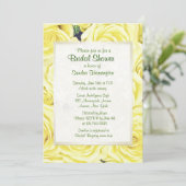 Hellgelbes Rosenblütenblumen-Brautparty Einladung (Stehend Vorderseite)