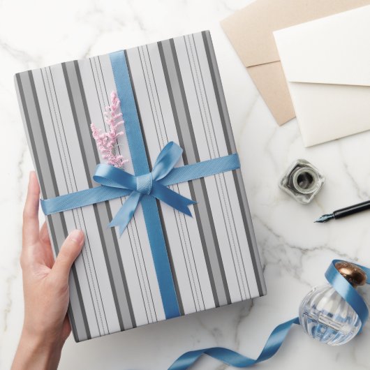 Hellgrau und Grau Dick und Dünn gestreift Geschenkpapier (Schenken)