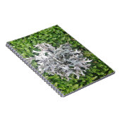 Hellgraue Flechte auf schem Moos Notizblock (Rechte Seite)