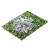 Hellgraue Flechte auf schem Moos Notizblock (Linke Seite)