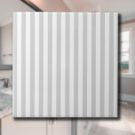Hellgraue und weiße Streifen Fliese<br><div class="desc">Das Muster Light Gray & White ist ein Muster aus der Vergangenheit, das sich durch parallel verlaufende, leicht graue und weiße Streifen verschiedener Breiten auszeichnet, die sich durch das Muster hindurch wiederholen. Dieses Muster bezieht sich auf den klassischen Stil und zeichnet sich durch Feinheit und Eleganz aus. Die hellgrauen und...</div>