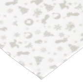 Hellgraues Weihnachtsmuster auf weißem Tischdecken (Schrägansicht)