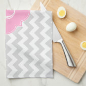 Hellgrauweißes Zickzack rosa Quatrefolienmonogramm Handtuch (Viertel Falte)