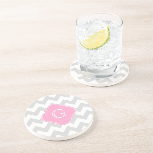 Hellgrauweißes Zickzack rosa Quatrefolienmonogramm Sandstein Untersetzer (Seite)