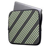 Hellgrün und fünf Streifen aus Holzkohle Laptopschutzhülle (Vorderseite Links)