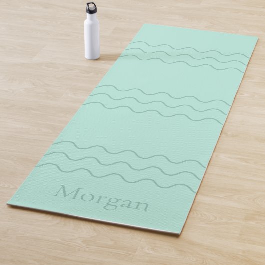 Hellgrüne moderne wellenförmige Linien mit individ Yogamatte (Beispiel)