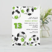 hellgrüne schwarze Fußballbälle Kindergeburtstag Einladung (Stehend Vorderseite)