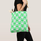 Hellgrüne und weiße, mit Herz bedeckte Tasche (Von Nahem)