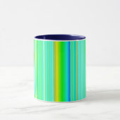 Hellgrüne, vertikale gestreifte Tasse (Zentrum)