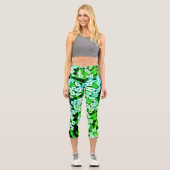 Hellgrüne, weiße Blume Blumendruck Capri Leggings (Vorderseite)