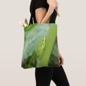 Hellgrüner Baumfrosch auf einer Totttasche Tasche (Von Nahem)