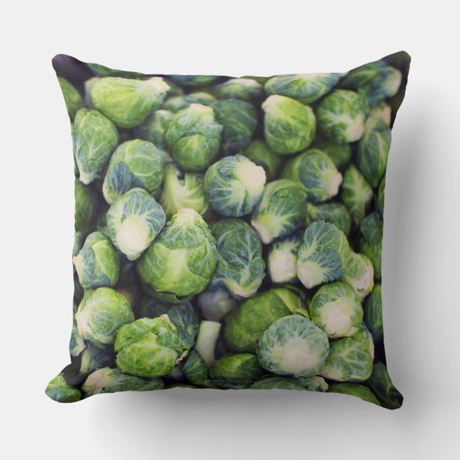 Hellgrüner frischer Rosenkohl Kissen (Vorderseite)