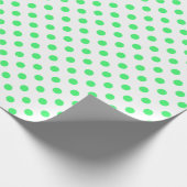 Hellgrüner Polka-Dot auf weißem Mittelraum Geschenkpapier (Ecke)