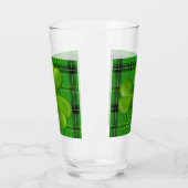 Hellgrünes 3-Blatt-Klee auf Kariertem Tartan Glas (Links)