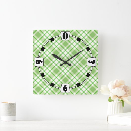 Hellgrünes Diagonalmuster des Karos Quadratische Wanduhr (Zuhause)