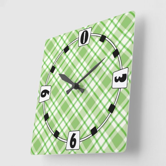 Hellgrünes Diagonalmuster des Karos Quadratische Wanduhr (Winkel)