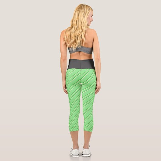 Hellgrünes, kalkgrünes und beigefarbenes Muster Capri Leggings (Rückseite)