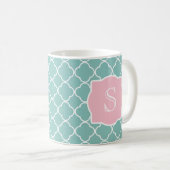 Hellgrünes Quatrefoil rosa Monogramm Kaffeetasse (VorderseiteRechts)