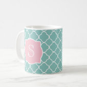 Hellgrünes Quatrefoil rosa Monogramm Kaffeetasse (Vorderseite Links)