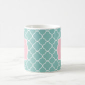 Hellgrünes Quatrefoil rosa Monogramm Kaffeetasse (Mittel)