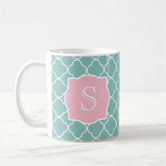 Hellgrünes Quatrefoil rosa Monogramm Kaffeetasse