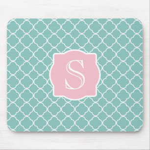 Hellgrünes Quatrefoil rosa Monogramm Mousepad