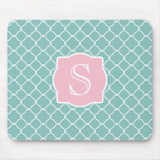 Hellgrünes Quatrefoil rosa Monogramm Mousepad (Vorne)