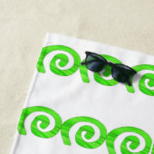 Hellgrünes Spiralmuster auf Weiß Strandtuch (Beispiel)
