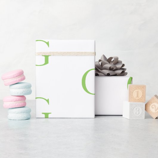 Hellgrünes und Weißes Monogramm Geschenkpapier (Babyparty)
