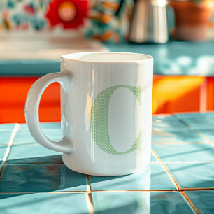 Hellgrünes und weißes Monogramm mit Punkten Kaffeetasse