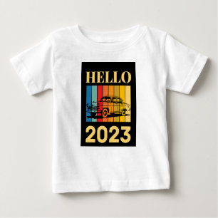 HELLO 2023 - FARBHAFTES VINTAGE-AUTO - NEUES JAHR BABY T-SHIRT