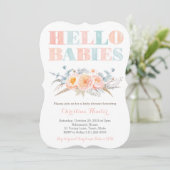 HELLO BABIES Peach Twins Baby Dusche oder Sip Sieh Einladung (Stehend Vorderseite)