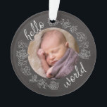 Hello Chalkboard Baby's First Personalisiert Ornament<br><div class="desc">Mit diesem personalisierten Acrylschmuck ein besonderes Kind in die Welt stellen! Ein Chalkboard-Stilrahmen mit Skripttext und dekorativen Schriftrollen umgibt das Foto Ihres Säuglings. Die Rückseite wiederholt den Text "Hallo" zusammen mit dem Namen des Babys und dem Geburtsdatum. Es ist ein künstlerisches, modernes Geschenk, eine Geburt zu beglückwünschen! Foto für Kleinkinder:...</div>