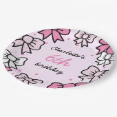 Hello Cutie Cartoon Pink Bow Birthday Party Pappteller (Schrägansicht)