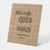 Hello Cutie Girly Brown Gingham Baby Shower Favors Sockelschild (Vorderseite)