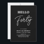 Hello Forty | Modernes Schwarzes 40. Geburtstags-P Einladung<br><div class="desc">Mit dieser stilvollen 40. Geburtstagseinladung laden wir Sie ein. Dieses Design verfügt über ein modernes Skript "Hello Forty" in schwarz-weiß Farbe Thema. Sie können den gesamten Text anpassen. Matching Party Artikel sind in meinem Shop BaraBomDesign erhältlich.</div>