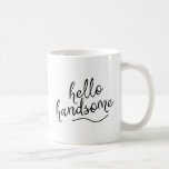 Hello Handsome Kaffeetasse<br><div class="desc">Diese hübsche Kaffeemaschine ist ein perfektes Kompliment für Ihre Tasse. Dieses Design enthält das Zitat "hallo gut aussehend" in einem handgeschriebenen schwarzen Schriftart und ist mit einem schwarzen Swünscht akzentuiert.</div>