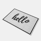 Hello Script Black and White Trending Hex Tile Fußmatte (Schrägansicht)